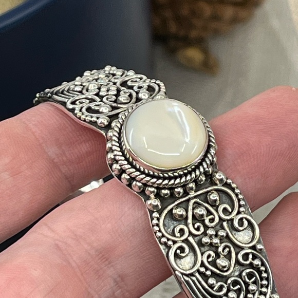 Vintage Suarti Bali 925 Sterling Silver Mother-of-Pearl Cuff Bracelet - Picture 6 of 16